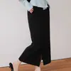 Saia elegante com fenda frontal, saia longa preta e cinza de corte reto, moda feminina primavera-verão 2026