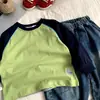 Camiseta Manga Longa Patchwork para Meninos, Novo Estilo Primavera e Outono 2026, Design Infantil, Camiseta Básica Casual Versátil, Camiseta Tendência