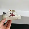 Tênis casuais bordados com padrão de estrela de cinco pontas para crianças pequenas, novo produto para o início do outono de 2026 para meninos e meninas