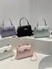 Bolso cuadrado pequeño de moda, nueva colección 2026, bolso de hombro liso, bolso de mujer de alta calidad, con patrón de cocodrilo, bolso cruzado simple y versátil