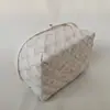 Cesta de mano blanca estilo pastoral artístico cesta de almacenamiento de artículos varios de escritorio cesta de flores tejida con virutas de madera artesanía