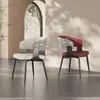 Cadeira de jantar minimalista italiana em preto, cadeira de designer moderna de luxo leve com encosto, sensação de alta qualidade para uso em hotéis e residências, adequada para mesas de ilha e mesas de jantar