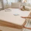 2026 Nuevo Modelo Sábana Bajera de Gasa Gruesa de Tres Capas Cubierta de Cama Protector de Colchón de Envoltura Completa Sábana Bajera para Cama Matrimonial Juego de Tres Piezas