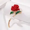 Nuevo Broche de Rosa Roja con Elegancia de Alta Gama, Elegante Diseño Floral Rojo, Moderno Accesorio de Broche de Perlas