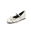 Sapatos Mary Jane Punk Off-white com Rebites e Fivelas Duplas Femininos Novos Bico Quadrado Planos Sapatos de Uma Sola Versáteis Sapatilhas de Corte Baixo