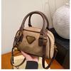 Bolso pequeño retro de color contrastante para mujer, otoño e invierno 2024, nuevo bolso de mano tipo almohada, bolso cruzado de viaje con textura de alta calidad y combinable.