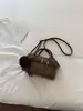 Nueva bolsa tipo Boston de color block retro 2026 para mujer, con una lujosa textura de terciopelo, y diseñada como un bolso tote, bolso de hombro o bolso cruzado versátil para el trabajo.