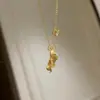 Nuevo Collar de Moneda de Oro con Pez y Carpa Estilo Chino, Lujo Ligero, Sensación de Alta Gama, Diseño de Nicho Exquisito, Accesorio Versátil para el Año Nuevo
