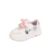 Zapatillas blancas para niñas 2026 nuevas de primavera casual para niños tipo skate suela blanda populares deportivas para niñas y niños pequeños