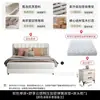 Cama tapizada de rayas verticales minimalista moderna, patas metálicas finas de color blanco roto, cama doble de 1.8 metros para dormitorio principal, cama de bodas minimalista italiana