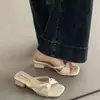 Sandálias plataforma de salto grosso femininas, novo estilo verão 2026, versáteis, bico quadrado, peep-toe, sola grossa, chinelo baixo, sapatos de salto baixo