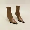 Botas Curtas Outono/Inverno 2026 Bico Fino Salto Agulha Botas de Cano Justo Estilo Europeu e Americano Salto Alto Zíper Traseiro Elástico Botas Curtas para Mulheres Tendência