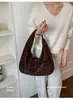 Bolsa de camurça de grande capacidade em estilo despojado para mulheres, nova coleção outono 2026, bolsa tote versátil para ombro ou axila para o dia a dia.
