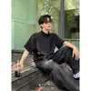 Top Masculino Casual de Manga Curta com Gola Alta e Botões Irregulares, Design Moderno com Vibe High Street Americana