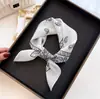 Bufanda cuadrada pequeña de algodón y lino 50*50 fresca transpirable con estampado de flor de anacardo suave artística decorativa bufanda pequeña de seda al por mayor