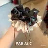 Goma para el pelo Scrunchie con lazo de cinta estampado en capas de encaje floral azul oscuro para todo el cabello