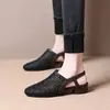 Estilo Novo Primavera/Verão 2026 Tamancos Tecidos Vazados de Couro Macio Sandálias de Bico Redondo para Mulheres Confortáveis Sapatos de Mãe Transfronteiriços
