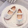 Zapatos de Cuero Pequeños de Moda de Color Sólido para Niñas 2026 Otoño Primavera Nuevo Estilo Mariposa con Pedrería Perla Princesa Zapatos de Cuero Individuales para Niña Pequeña