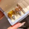 Anel quadrado aberto em zircônia cúbica estilo francês, design vintage estilo corte, adequado para o dedo indicador, uma joia luxuosa e de alta qualidade com uma estética única e discreta