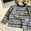 Camiseta base versátil infantil 2026, camiseta para crianças na primavera e outono, top infantil estilo coreano, moletom listrado de outono para meninos, camiseta da moda