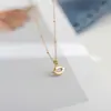 Moda europea y americana lujo ligero hueco brillante labio titanio acero collar para mujeres, accesorio exquisito de nicho, cadena de clavícula personalizada en forma de labio