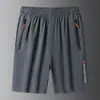Novos Shorts Esportivos Casuais de Seda Gelada para Homem, Versátil para Uso Diário, Finos, Respiráveis, de Secagem Rápida, Shorts de Cinco Pontos de Cor Sólida