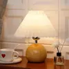 Lámpara de mesa plisada creativa para habitación de niña, estilo nórdico, popular en línea, con sentido de ambiente, lámpara de mesa de noche decorativa de cerámica