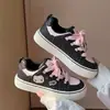 Lindas zapatillas blancas de punta redonda y suela gruesa para mujer, nueva colección otoño 2026, con un diseño único, adecuadas para estudiantes, estilo casual y de corte bajo