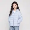 Chamarra acolchada acanalada para niños 2026 otoño e invierno nuevo estilo 90% plumón unisex versátil con capucha abrigo corto para niños mayores