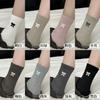 Meias Longas Estilo College Outono e Inverno Cor Café com Laço Meias da Moda Versátil Meias de Meia Panturrilha Novas Meias Melad para Mulheres Primavera e Outono