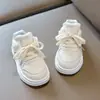 Sapatos Femininos Primavera e Outono 2025 Novos Tênis Sapatos Esportivos Infantis Sapatos Brancos para Meninas Mais Velhas Estudantes Sapatos de Solado Macio