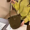 Bolso de cubo de gamuza vintage 2026 modelo nuevo patrón de diamantes de nicho cuero esmerilado bolso de axila para el trabajo con sensación de alta gama bolso de hombro