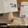 Sandálias plataforma femininas com aumento interno de altura, acabamento fosco, estilo slip-on, adequadas para grávidas, tamancos de bico fechado, nova coleção outono 2026