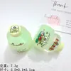 Muñeca de Animación Tridimensional Botella de Bebida Accesorios de Resina Pasador DIY Colgante de Bolsa Divertidos Creativos Adornos para Coche Escritorio