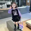 Conjunto de Roupa de Outono para Meninas: Nova Blusa de Moletom de Manga Longa, Saia Plissada Curta Infantil Estilosa para Primavera e Outono, Conjunto Casual de Duas Peças