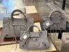 26 Modelos Nuevos de Bolsas de Motocicleta Le City con Remaches, Bolsos Tote Estilo Francés Retro, Bolsos Cruzados para Mujer de Piel de Vacuno de Capa Superior