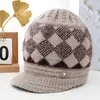 Chapéu de tricô outono e inverno para mãe de meia-idade e idosa, chapéu de lã quente com forro de veludo grosso para proteção contra o frio para senhora, chapéu de algodão com proteção para as orelhas para vovó
