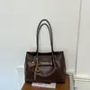Bolso tote simple estilo coreano nuevo para otoño 2026, moderno y versátil, con una sensación de alta calidad, adecuado para ir al trabajo y se puede llevar debajo del brazo