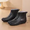 Botas de chuva femininas da moda, perfeitas para uso no trabalho e na cozinha, apresentando sola antiderrapante, material ultrassuave, design de corte baixo e propriedades resistentes a odores. Estas são galochas de chuva para adultos femininas, também adequadas como sapatos casuais.