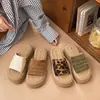 Sandálias Francesas Simples de Luxo com Solado Grosso Femininas Verão Uso Externo Estilo Coreano Novo Estilo Combina com Saias Confortáveis para os Pés Praia Litoral Chinelos