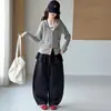 Conjunto de Dos Piezas Estilo Coreano de Otoño para Niñas: Top de cárdigan y pantalones cargo de algodón, atuendo de otoño 2026 para niños mayores