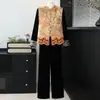 Traje de outono de alta qualidade para mães, conjunto de três peças de veludo dourado, novo terno colete estilo chinês para mulheres acima de 50 anos, roupas para mulheres de meia-idade e idosas