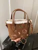Bolso Pequeño Versátil Ligero Nuevo y Elegante 2025 para Niñas, Bolso Cruzado Hello Kitty con Estampado de Leopardo, Lindo Bolso de Mano Tipo Cubo