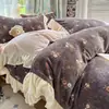 Juego de ropa de cama de cuatro piezas estilo princesa de encaje y terciopelo de leche, engrosado para otoño e invierno, incluye funda de edredón y sábana, y un juego de ropa de cama de tres piezas de vellón de coral