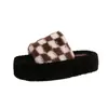 Pantuflas peludas de moda a cuadros con suela gruesa, estilo coreano para otoño e invierno, cálidas, casuales para exteriores, de algodón, con punta abierta