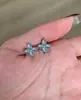 Pendientes de Flor de Cuatro Hojas Estilo Nuevo para Mujer, Geniales y Únicos, Estilo Ins, Simples y Versátiles, Dulces y Lindos, Lujo Ligero y Sensación de Alta Gama