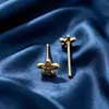 Pendientes de Zirconia Huecos Triangulares Chapados en Oro de Lujo Ligero para Mujer, Versátiles para el Trabajo, con un Diseño Único, Perfectos como Regalo de Cumpleaños para una Amiga Cercana