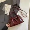 Bolsa de Mão Pequena Exquisita e Moderna 2026 Nova Moda Versátil Bolsa Transversal Feminina com Acabamento de Alto Padrão para Saídas