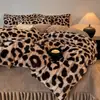 Conjunto de quatro peças em pele de coelho grau A, apresentando a cor Melard, edredom de alta densidade, forrado com fleece e espesso, juntamente com um conjunto de três peças em veludo de leite para aquecimento e um lençol com elástico