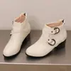 Botas femininas curtas transfronteiriças de outono e inverno, versáteis, tamanho grande, bico redondo, salto alto, estilo Martin, com sola de borracha macia, antiderrapante, zíper traseiro, cor sólida